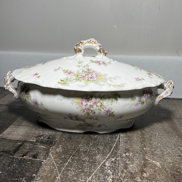 Vintage Elite Works Oval White Casserole with Lid Purple flowers Limoges France - Picture 1 of 13